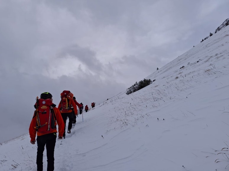 Reševalci so se zaradi slabega vremena morali sprva k ponesrečenim prebijati peš po zahtevnem terenu. 