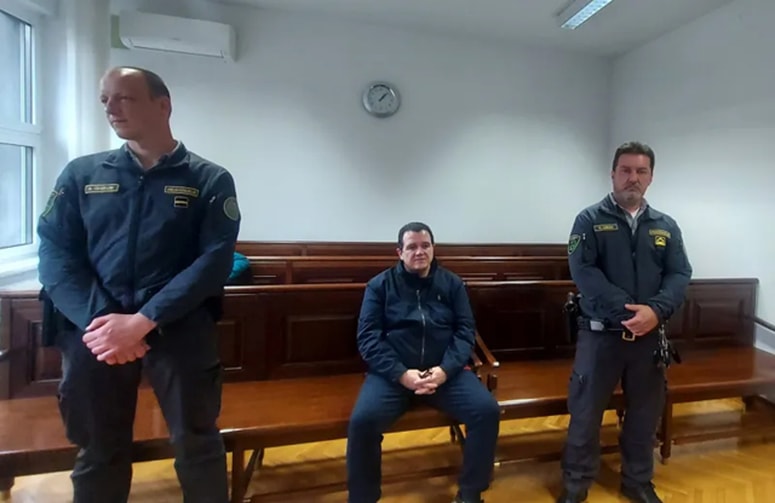 Luko Furlana so pravosodni policisti v sredo iz pripora na sodišče še pripeljali v lisicah, po obravnavi pa se je v pripor vrnil samo še po svoje stvari, saj mu je sodnik odpravil pripor. 