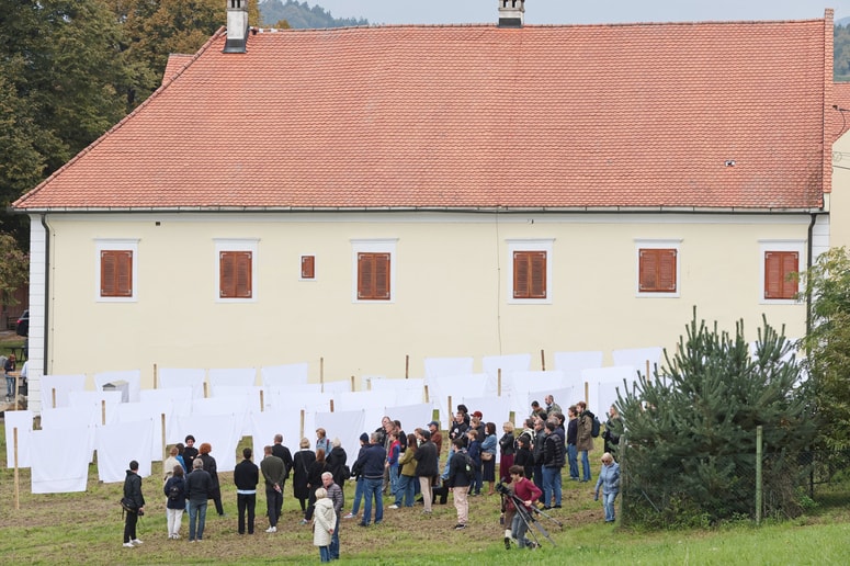 Rjuhe, razpete na izbranih točkah okoli dvorca, tvorijo interaktivni zemljevid, ki sprehajalce vabi k raziskovanju prostora. 