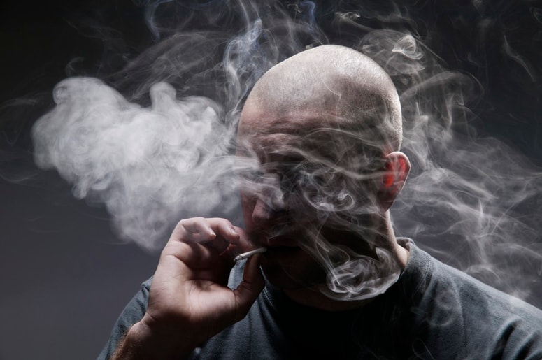 Glavna fotografija članka:Kmalu nič več "čik pavze" na terasah lokalov? Obeta se prepoved kajenja na prostem