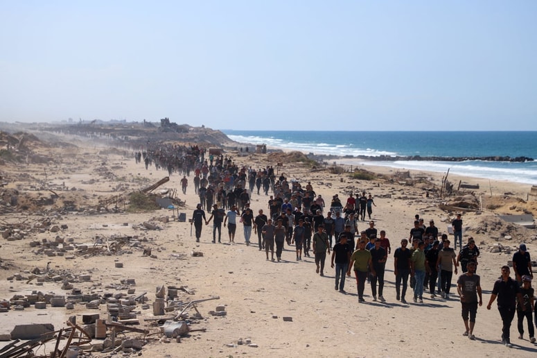 Razseljeni Palestinci so se začeli vračati v mesto Gaza.