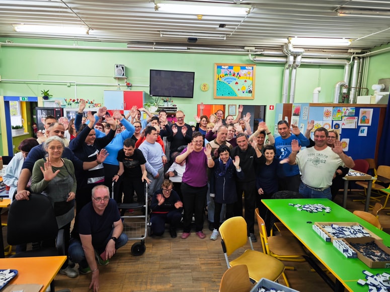 Prostovoljci Skupine SIJ so dan preživeli v družbi uporabnikov Varstveno delovnega centra Ravne na Koroškem, kjer so skupaj urejali delovne prostore in spletali pristne, jeklene vezi. 