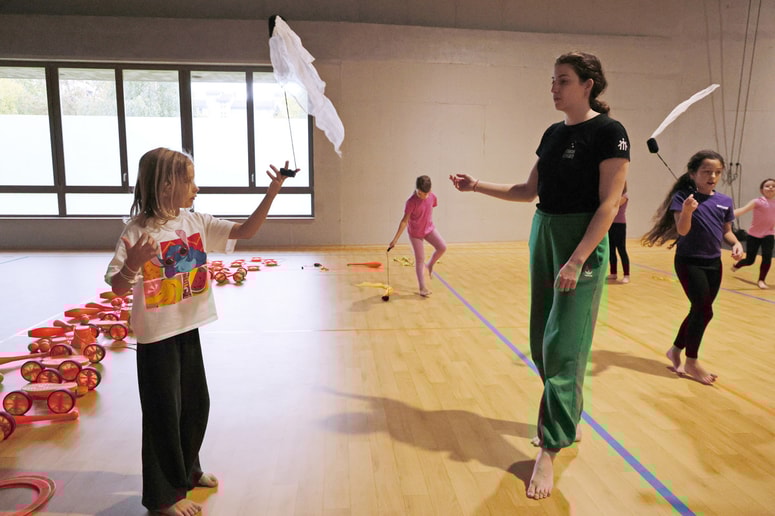 Cirkuška umetnost se zelo razvija in tudi v Sloveniji postaja vse bolj prepoznavna, meni učiteljica bodočih cirkusantov Pia Povšič Vesel. 