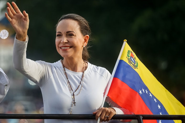 Maria Corina Machado je Nobelovo nagrado za mir prejela "za svoje neutrudno delo pri spodbujanju demokratičnih pravic prebivalcev Venezuele in za svoj boj za pravičen in miren prehod od diktature k demokraciji". 