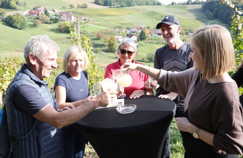 "Želimo izkoristiti lep vikend, se družiti in poskusiti novo letino," je povedala dobro razpoložena druščina.
