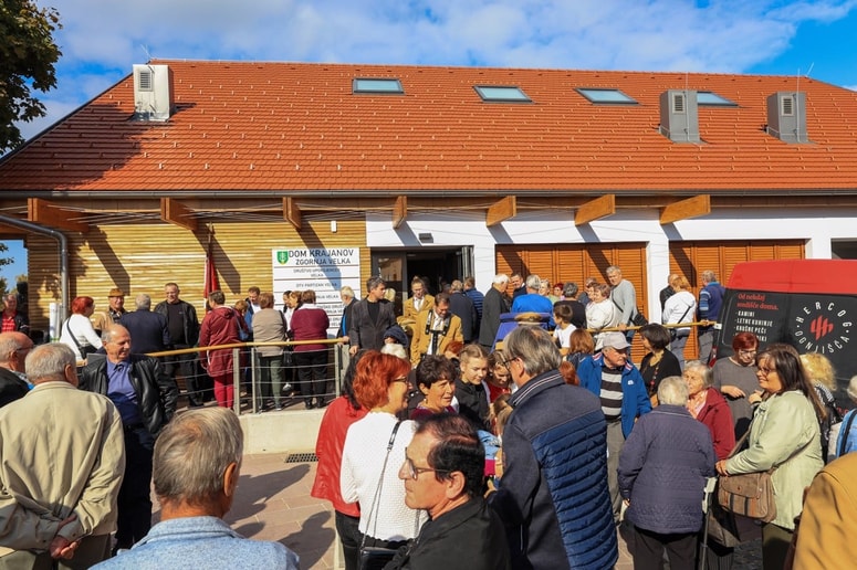 Otvoritev novega doma krajanov je pritegnila številne domačine.