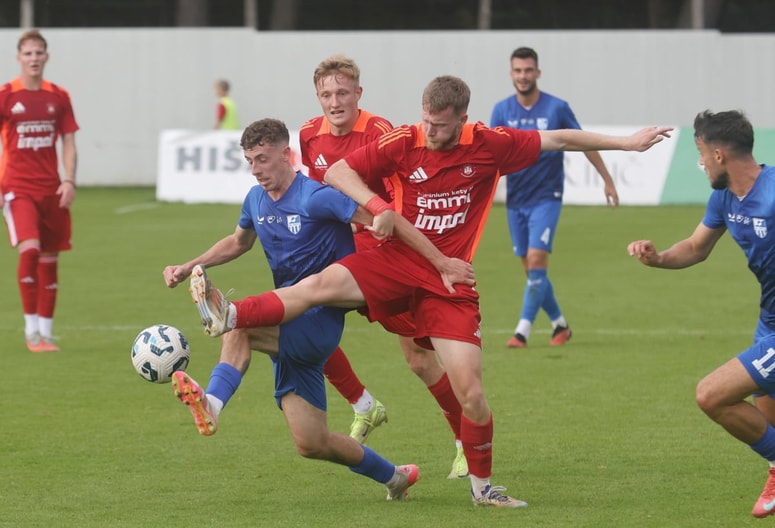 Nogometaše Nafte, v modrem, ki so pred mesecem dni ugnali Bistrico, čaka najpomembnejša tekma jesenskeega dela sezone.