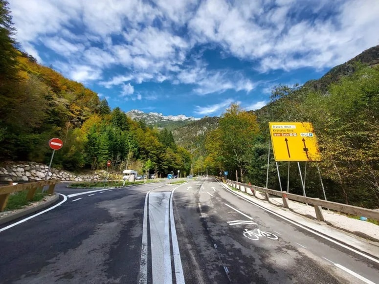 Levi pas bo služil za tranzit čez Vršič, desni pas pa bo namenjen obiskovalcem, ki želijo parkirati na vrhu prelaza.