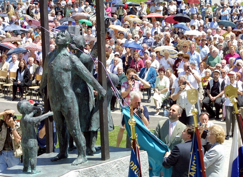 8. junij 2002, Maribor - Osrednja prireditev ob dnevu izgnancev. Odkritje spomenika izgnancem. Odkrili so ga župan Boris Sovič, dr. Vlado Dimovski (minister za delo, družino in socialne zadeve) in Ivica Žnidaršič (predsednica Društva izgnancev Slovenije 1941-1945). 