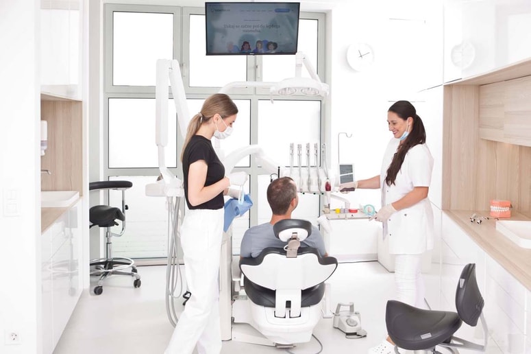 Glavna fotografija članka:Ob 12:00 uri sem imel termin pri zobozdravniku. Ponovno nisem šel...