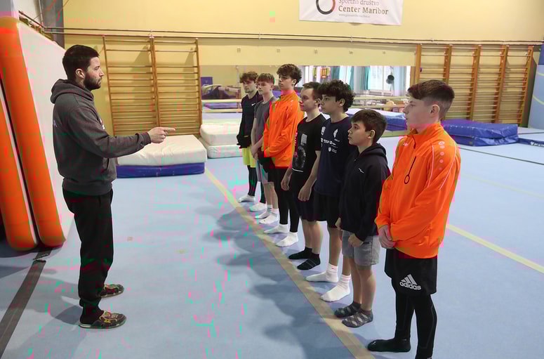 Trener Aljaž Vogrinec in mladi telovadci ŠD Center Maribor