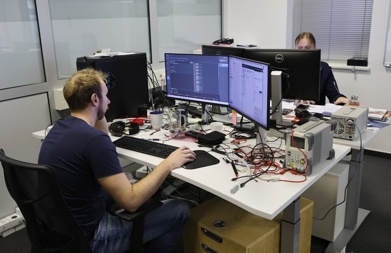 Prijaviteljem je na voljo tudi brezplačna pomoč in strokovne informacije pri oddaji zahtevka za izplačilo sredstev preko mreže Slovenskih poslovnih točk. Fotografija je simbolična.