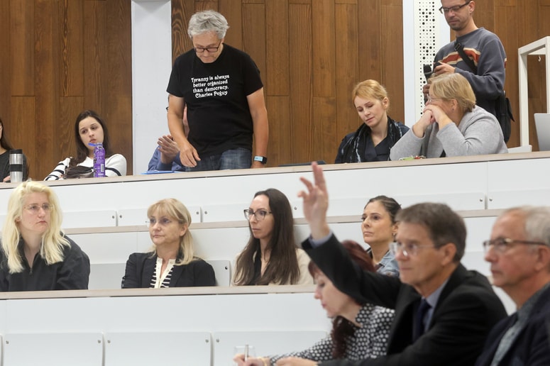 Friderik Klampfer je na akademskem zboru povedal, da je verjel, da se je zgodba končala z brco čez prag, ni pa vedel, da rektor in dekan pripravljata tudi njegovo akademsko obglavljenje. 