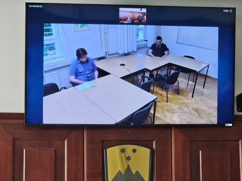 David Trivić in Andraž Skrinjar sta izrek sodbe spremljala prek videokonference iz ljubljanskega pripora. 