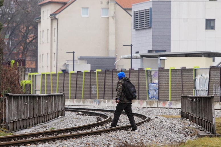 Nadzor je pokazal, da je kršenje prepovedi hoje čez tire železniške proge še vedno zelo pogosto, in to celo v primerih, ko se v neposredni bližini nahajajo varni prehodi.