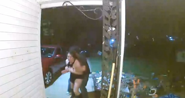 Posnetek ugrabitve ženske pred hišo v mestu Wichita