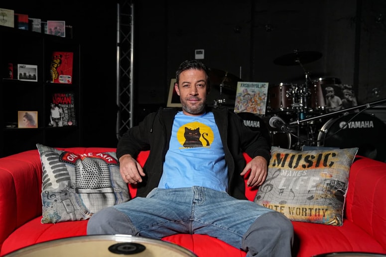 Ko posluša svoje stare plošče, jih danes doživlja povsem drugače. 