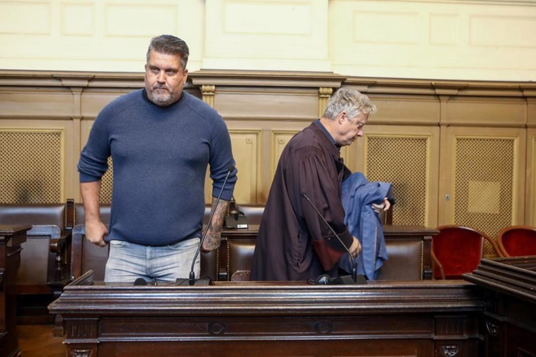 Policist Andrej Piškur, ob njem odvetnik Uroš Miklič,  je bil zaradi zlorabe osebnih podatkov obsojen na denarno kazen 800 evrov. 
