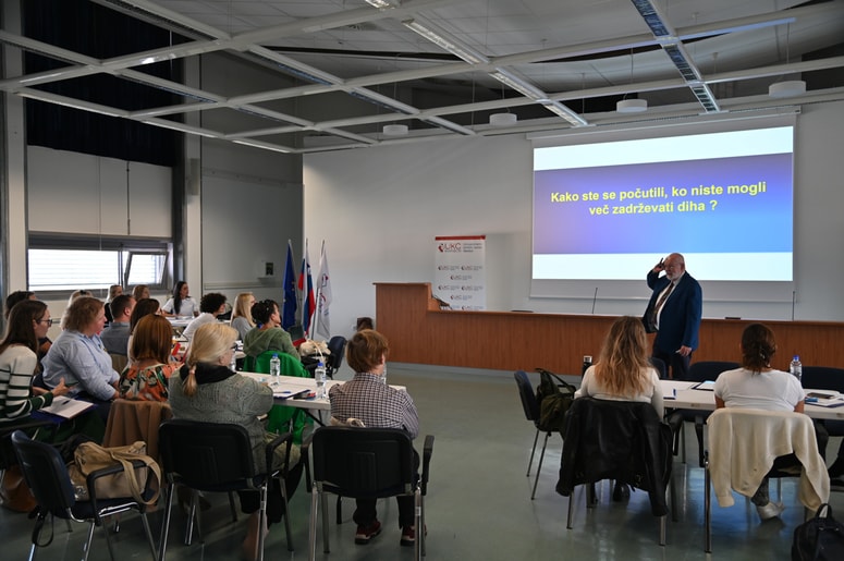 Profesor Frank D. Harris je lokalnim strokovnjakom položil na srce, kako pomembno je razumeti bolnika. 