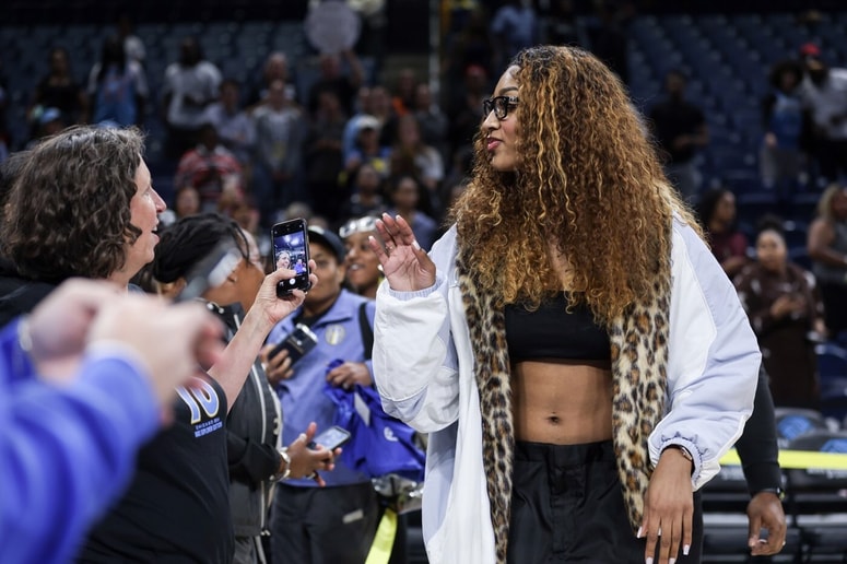 Iz Victoria’s Secret so sporočili, da Reese “pooseblja izjemno atletsko moč, vpliv in samozavest”.