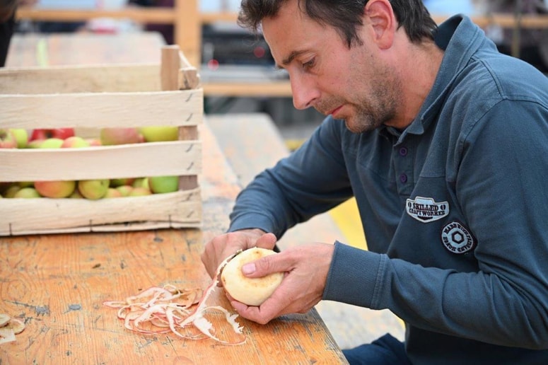 Zmagovalec Martin Magdalenc med tekmovanjem v izrezovanju najdaljšega olupka. 