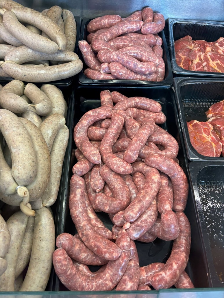 V KZ Rače vsako jutro pripravljajo sveže domače klobase za pečenje. 