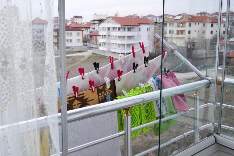 Po njenem pojasnilu je v pravilih stavbe navedeno, da perilo ne sme biti vidno z zunanje strani.