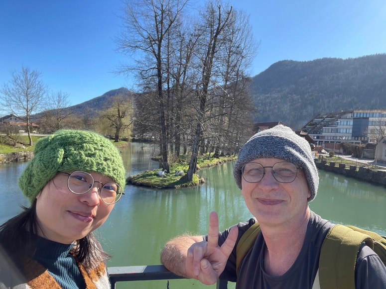 Bella in Peter Zupanc v Kočevju. Zadnje leto sta živela v Ljubljani, od tam obiskovala vse kotičke Slovenije ter obenem pisala potopise o še zmeraj skoraj povsem neznani ruralni Kitajski.  