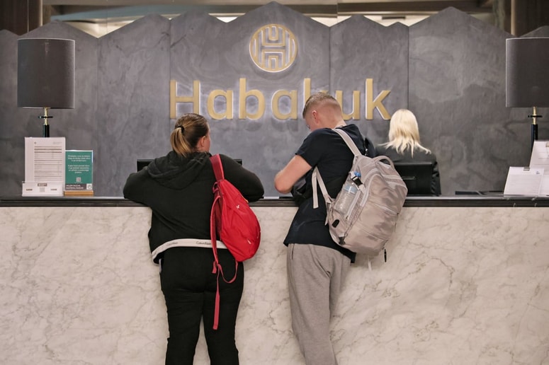 Kljub vsem zapletom v hotelu še vedno bivajo gostje.