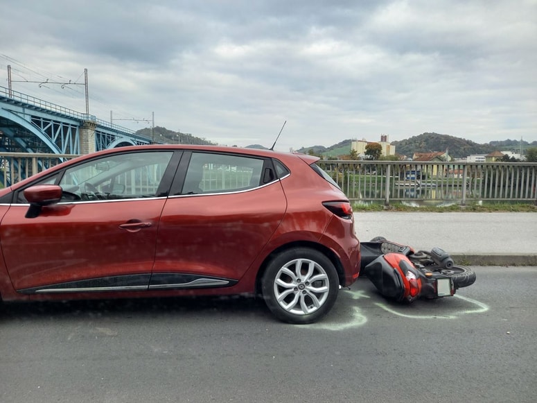 Nesreča avtomobila in mopedista pri Železniškem mostu