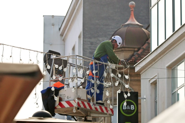 Delavci Nigrada že nameščajo praznično okrasitev. 