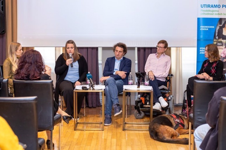 Glavna fotografija članka:Ko nerodnost ni več samo nerodnost: zgodba Nike in spregledane bolezni Friedreichove ataksije