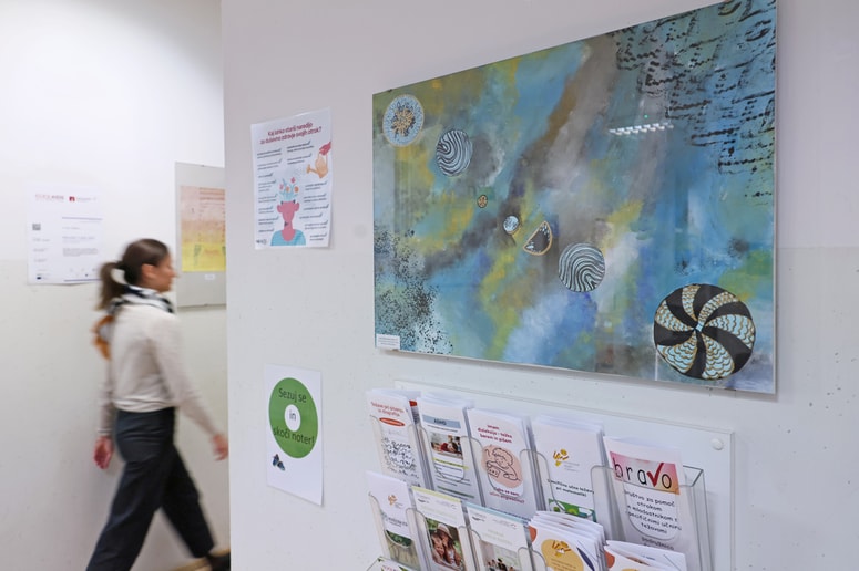 Mentorje in otroke osnovnih šol iz regije so letos povabili k ustvarjanju na temo čustvenega doživljanja. Njihove izdelke so razstavili v razstavišču svetovalnega centra.