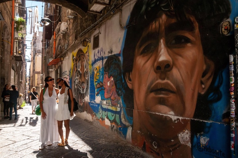 Gre za znamenitost in "navijaško svetišče" z imenom Largo Maradona, kjer oboževalci nogometaša občudujejo njegovo slavno stensko poslikavo.