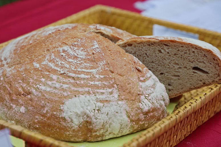 Potrošnik se pogosto ne zaveda, da z nakupom uvoženega izdelka krepi sistem, ki uničuje domače kmetijstvo. 