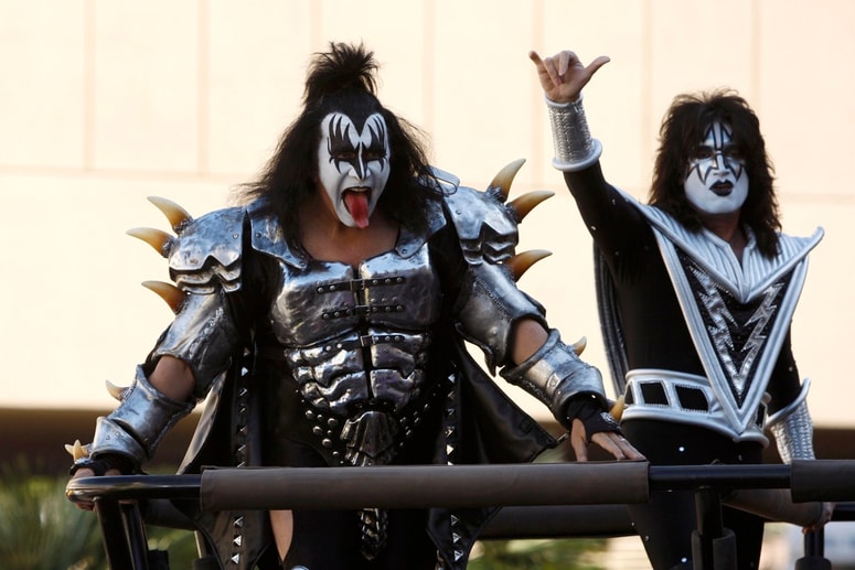 Gene Simmons in Ace Frehley (desno)