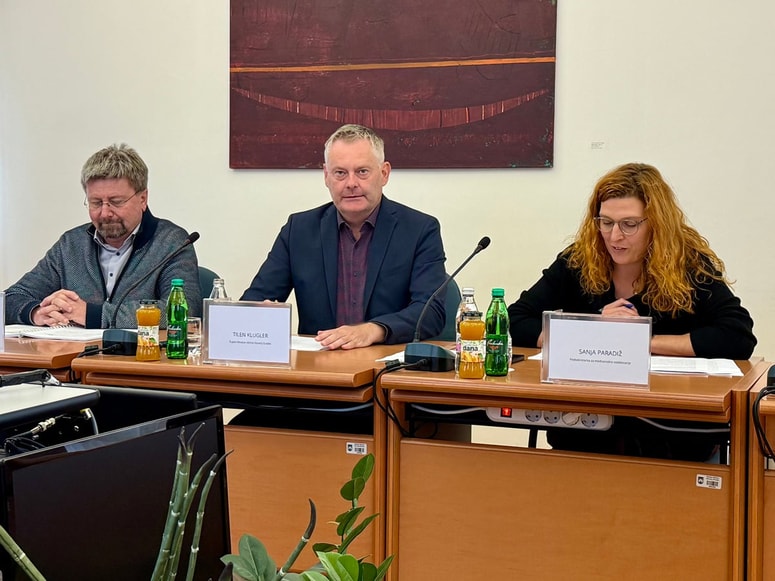 Glavna fotografija članka:Iz mesta glasnik miru bi radi poslali jasno sporočilo, župan Klugler: Rožljanje orožja zagotovo ni primerno