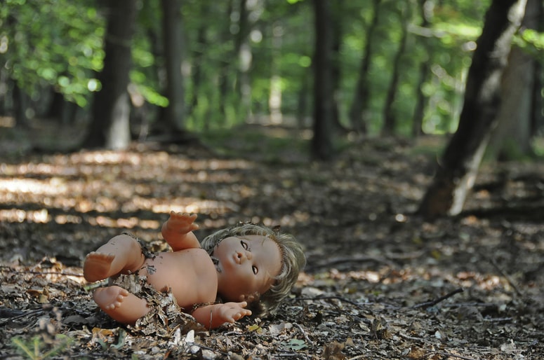 Policija še vedno išče starše in odgovorne osebe, ki so deklico zakopali živo. Fotografija je simbolična.  