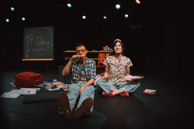 V predstavi igrata Eva Kraš in Viktor Hrvatin Meglič.