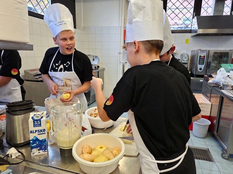 Na Srednji šoli za gostinstvo in turizem Maribor je prejšnji teden potekalo že šestnajsto regijsko tekmovanje v kuhanju za osnovnošolce pod okriljem Turistične zveze Slovenije. 
