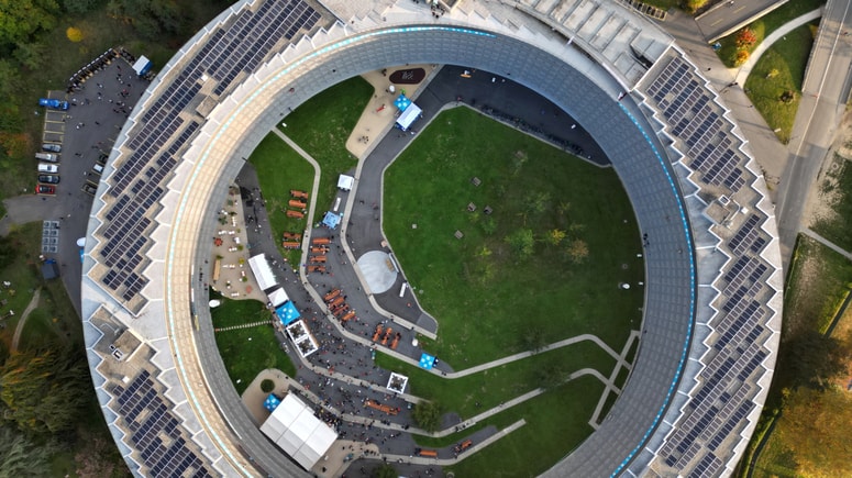 Glavna fotografija članka:(FOTO) Kaj je posebnega na tej dirkalni stezi, da je privabila dva tisoč tekačev?