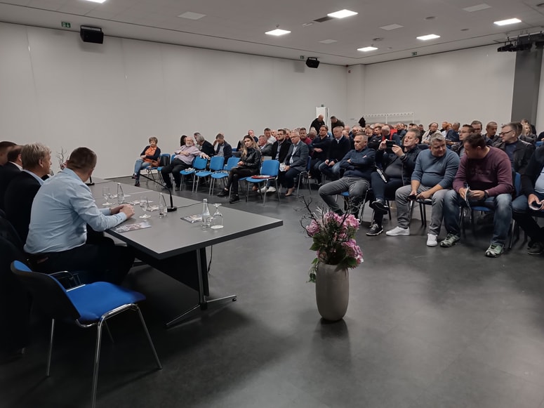 "Ko ne zmoremo več, ko ni več druge poti, skličemo Zbor slovenskih prevoznikov," je pojasnil predsednik sekcije za promet pri Obrtno-podjetniški zbornici Slovenije Peter Pišek. 