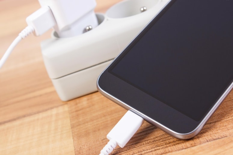 Glavna fotografija članka:(VIDEO) Heker razkril, zakaj nikoli ne bi smeli posojati polnilca za telefon: "Nikoli ne zaupajte kablu, ki ni vaš" ​
