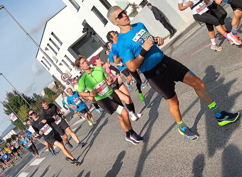 Glavna fotografija članka:(FOTO) Ljubljanski maraton: Teklo je rekordno število tekačev, ki prihajajo iz 84 držav, več je tudi žensk in mladih