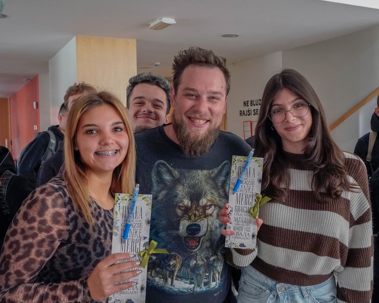 Glavna fotografija članka:(FOTO) Ravenski dijaki z dobrodelnim projektom spodbujajo prijaznost in toplino