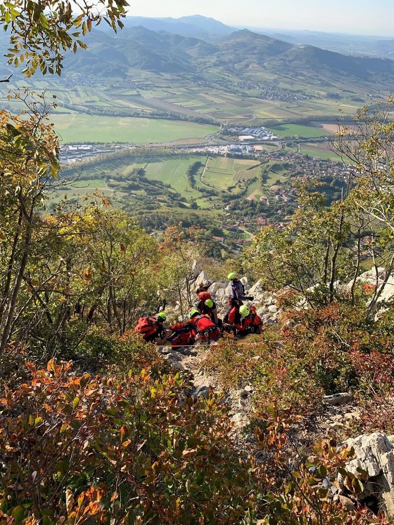Planinec je padel 20 metrov globoko. 