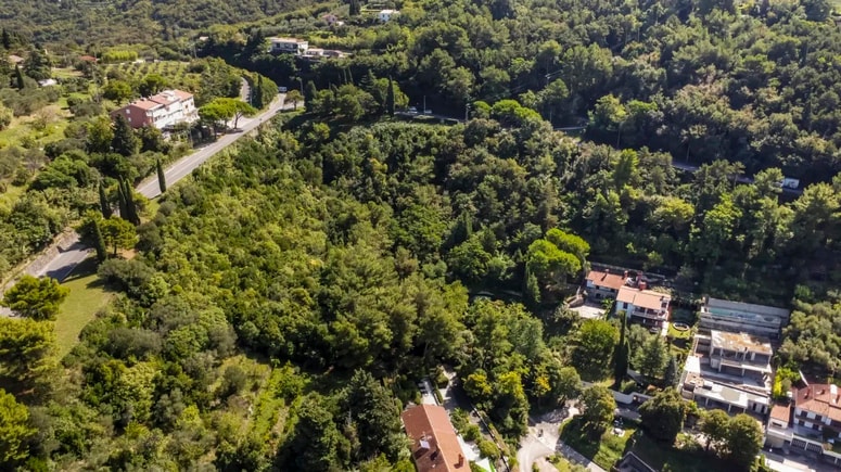 Na krožišču pod Valeto (na fotografiji desno) je predvidena gradnja garažne hiše.