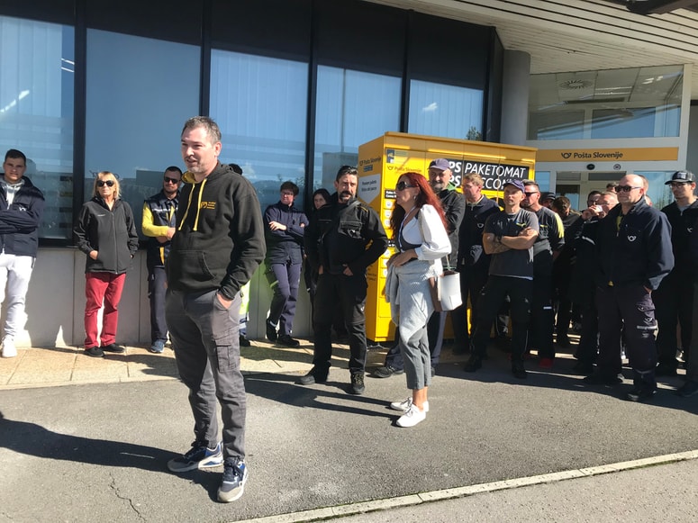Saša Gržinič: "Po eni strani moramo opravljati javno službo in dostavljati pošto povsod za isto ceno, hkrati pa od nas pričakujejo, da bomo sledili ekonomski logiki. Nastradajo pa poštarji." 