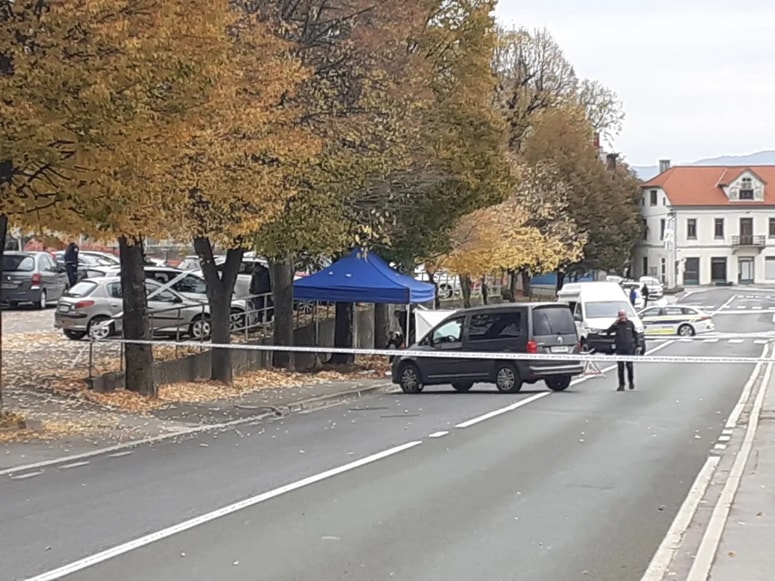 V streljanju v Pivki sta umrla moški in ženska.