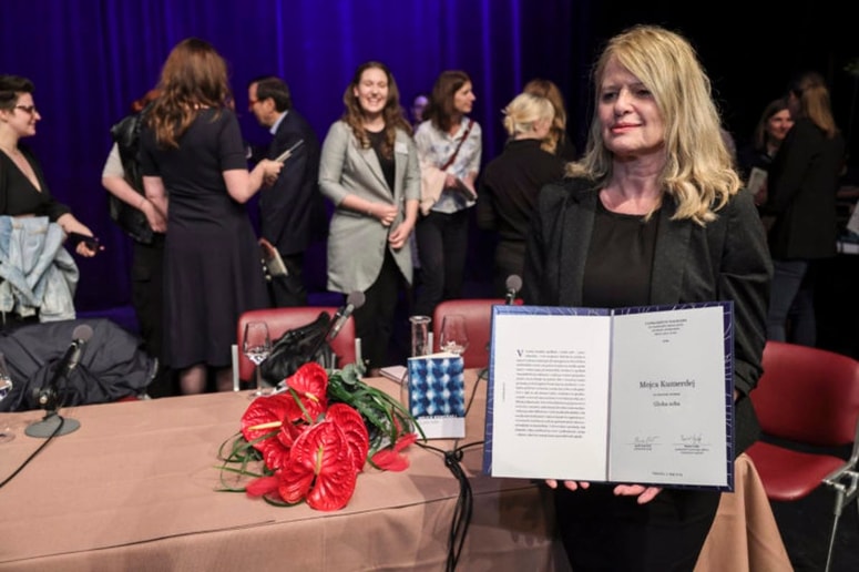 Kot razlog so navedli govor pisateljice in prejemnice Cankarjeve nagrade leta 2022 Mojce Kumerdej, ki se je v govoru na majski podelitvi med drugim odzvala na referendum o dodatku k pokojnini za umetnike.